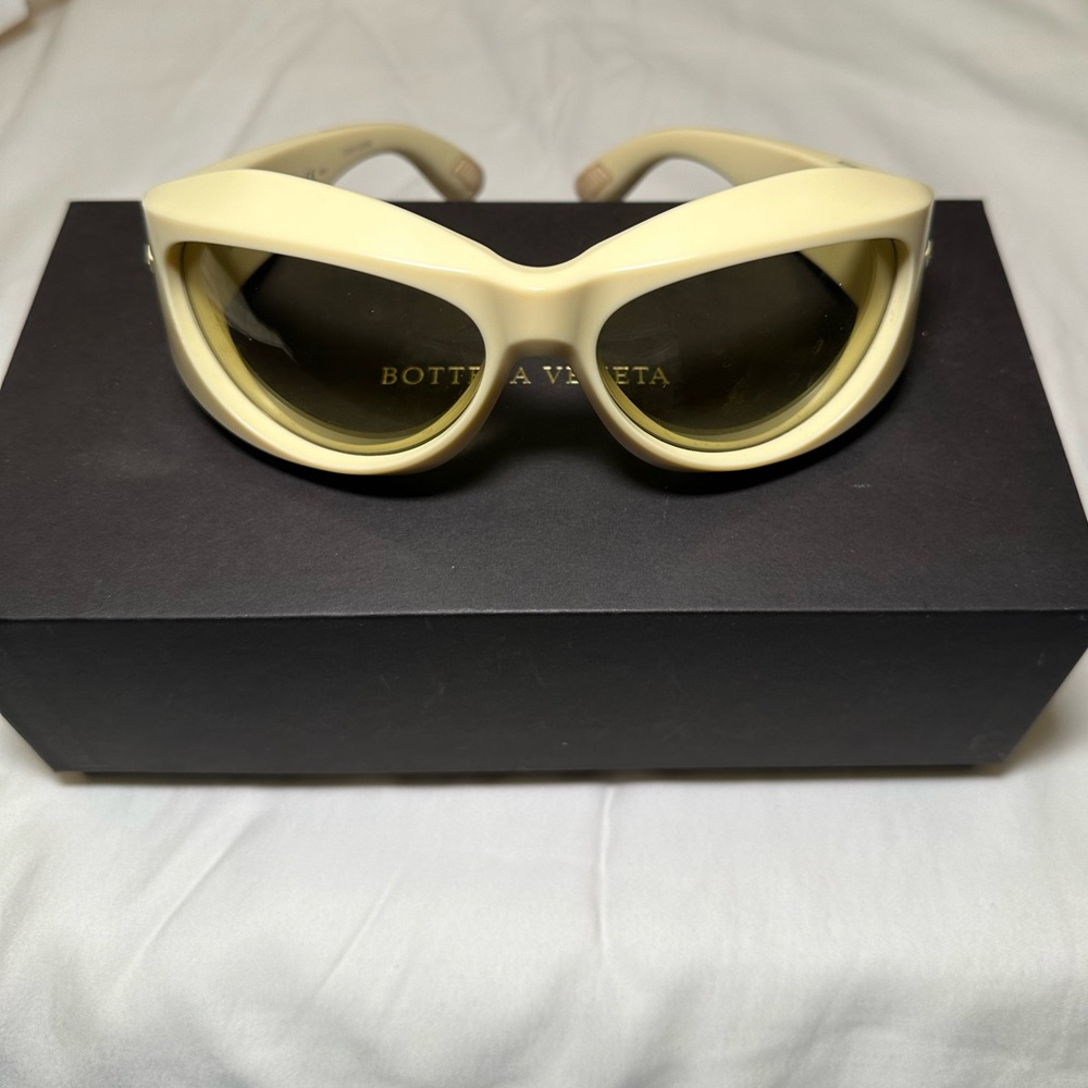 Bottega Veneta Off White/Cream Oval Sunglasses